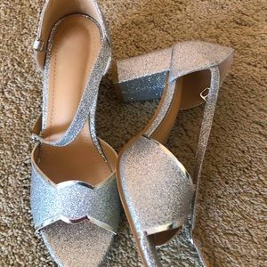 Size EUR 41 glittery, silver heels. Only tried on, never worn!